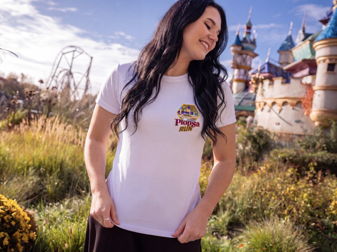 Woman wearing the white Plopsa Run T-shirt at Plopsaland